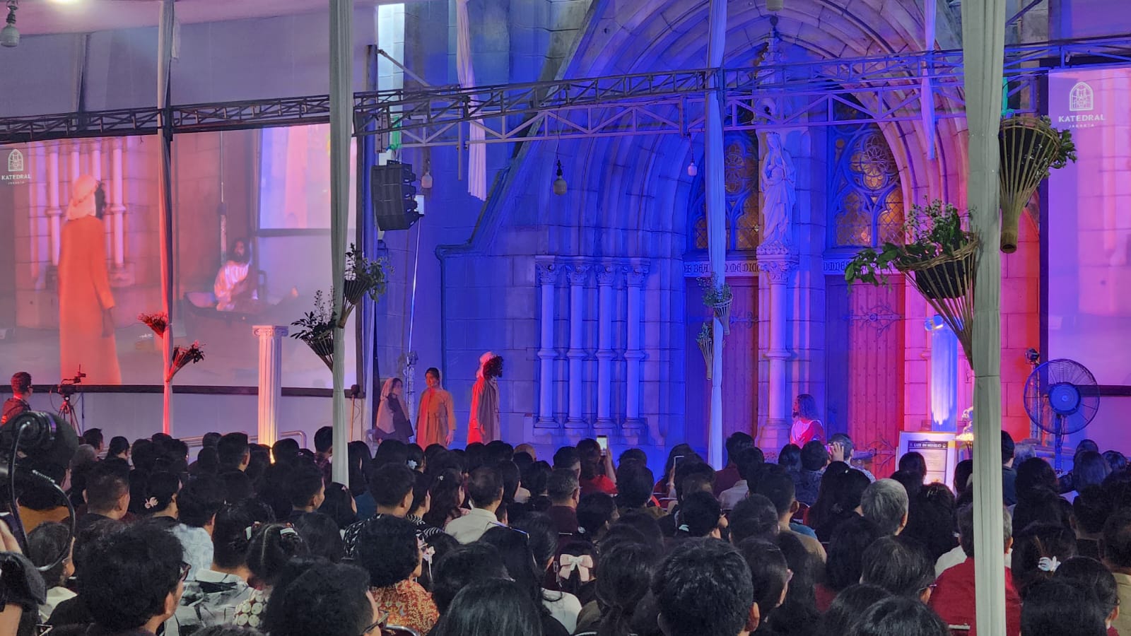Suasana Gereja Katedral Jakarta mulai dipadati oleh jemaat umat Katolik untuk melangsungkan ibadah dalam rangkaian Jumat Agung. (BeritaNasional/Bachtiar)