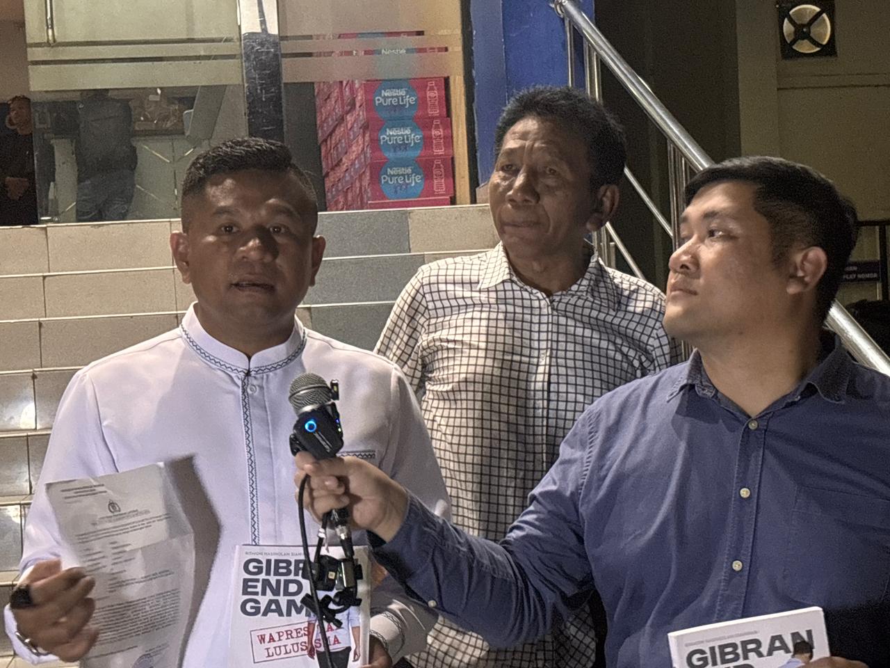 Eks Ketua DPRD Morowali Irwan Arya polisikan Rismon ke Polda Metro Jaya, Jumat (24/4/2026). (BeritaNasional/Bachtiar)