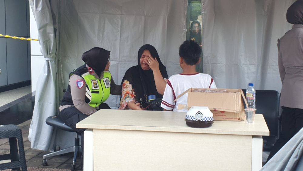 Salah seorang korban tabrakan kereta di Stasiun Bekasi Timur. (BeritaNasional/Bachtiarudin Alam)