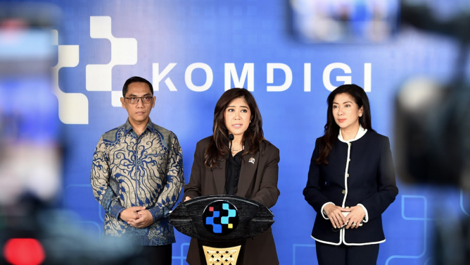 Menkomdigi Meutya Hafid (tengah) saat konferensi pers di Kantor Kemkomdigi, Jakarta. (BeritaNasional/Dokumentasi Kemkomdigi)
