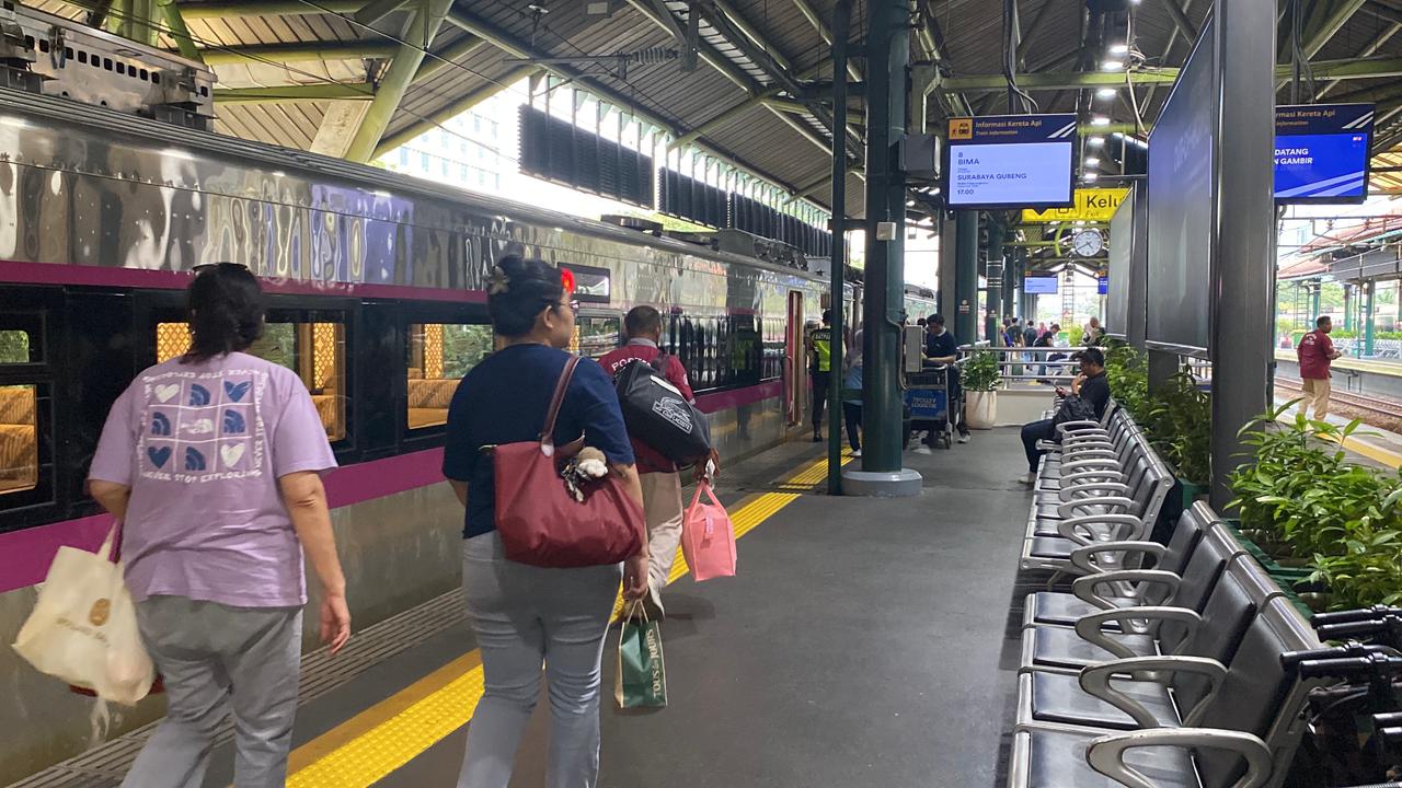 Penumpang kereta di stasiun wilayah Daerah Operasi 1 Jakarta. (Foto/Dok KAI)
