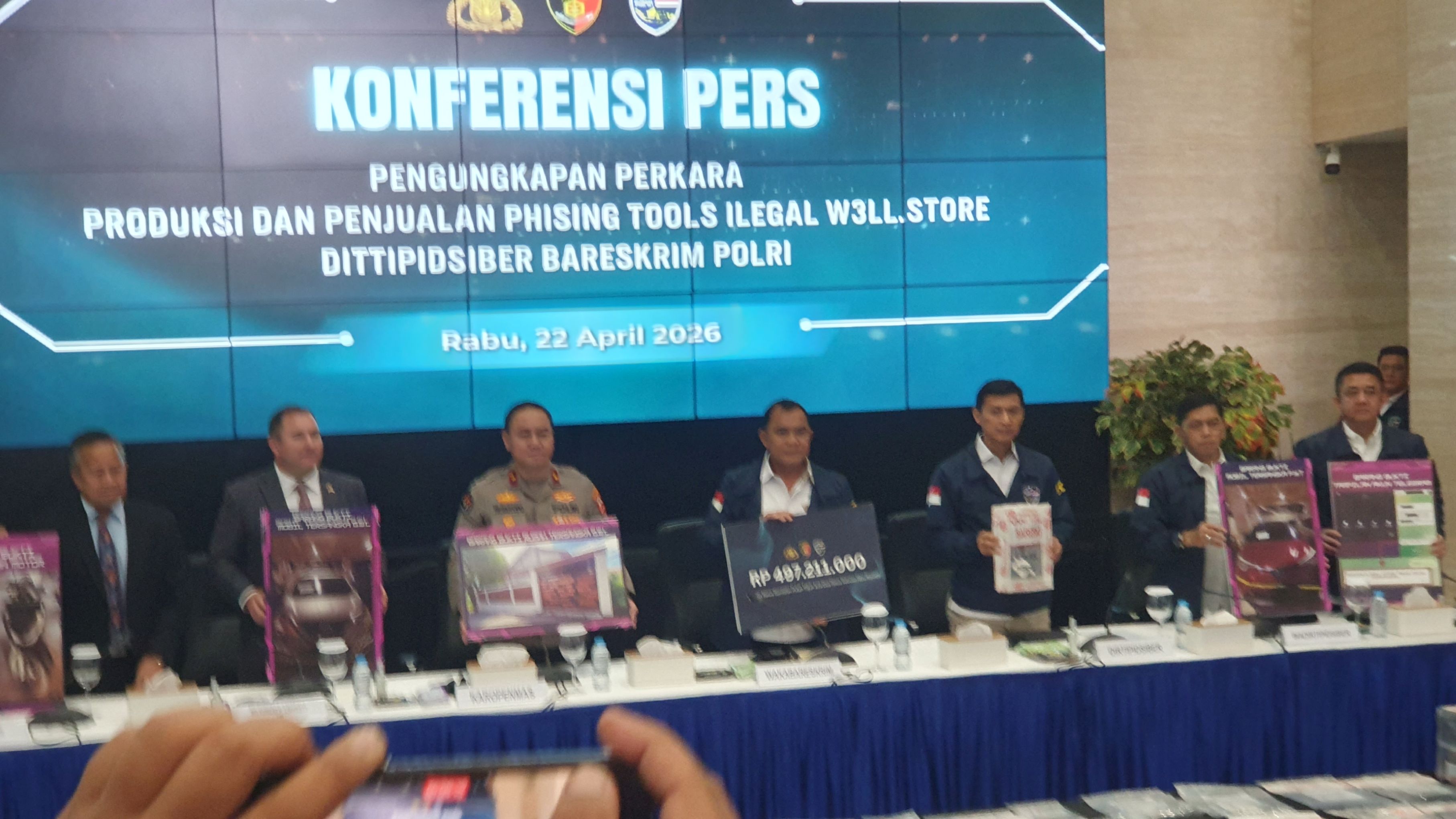 Bareskrim Polri dan FBI mengumumkan penangkapan 2 tersangka penjual phising tools, sepasang kekasih lulusan SMK. (BeritaNasional/Bachtiar)