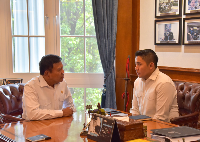 Seskab Teddy Indra Wijaya (kanan) dan KaBIN Muhammad Herindra bicara empat mata di Kantor Seskab, Selasa (7/4/2026). (BeritaNasional/IG Setkab)
