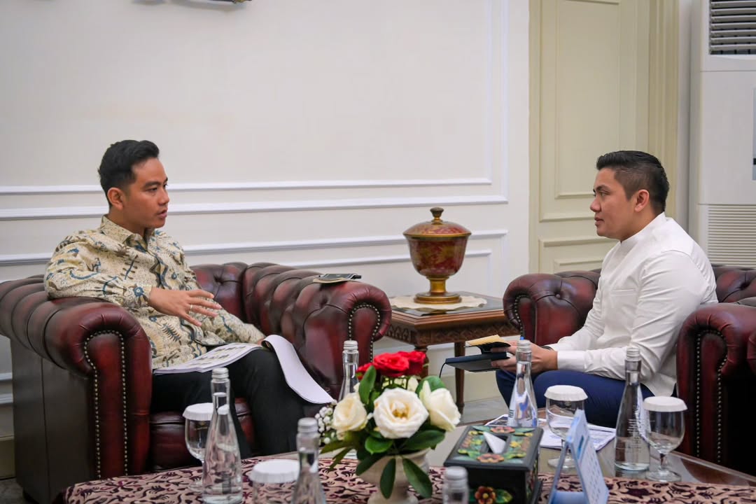 Sekretaris Kabinet Teddy Indra Wijaya bertemu dengan Wakil Presiden Gibran Rakabuming Raka. (Foto/instagram sekretariat.kabinet)