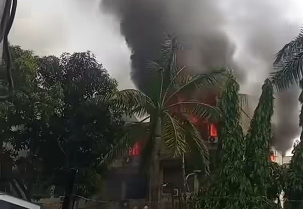 Kebakaran hari ini (17/4/2026) terjadi di Asrama Polri, Kalideres, Jakbar. (Foto/Ist)