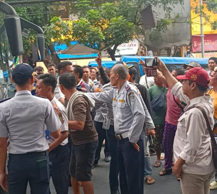 Momen sopir angkutan hadang shuttle bus Transjakarta rute Stasiun Bekasi Timur-Stasiun Bekasi. (Foto/X @tfbekasiraya)