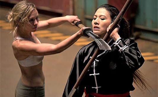Amy Johnstone (kiri) dalam film Lady Bloodfight (2016). (BeritaNasional/Voltage Pictures)