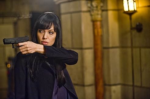 Angelina Jolie sebagai Evelyn Salt dalam film Salt (2010). (BeritaNasional/Columbia Pictures)