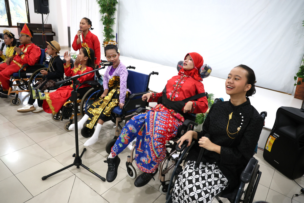 Siswa berkebutuhan khusus saat tampil pada lomba peragaan busana  memperingati hari kartini di sekolah Yayasan Pembinaan Anak Cacat (YPAC) Jakarta, Selasa (21/4/2026). (Beritanasional.com/Oke Atmaja)