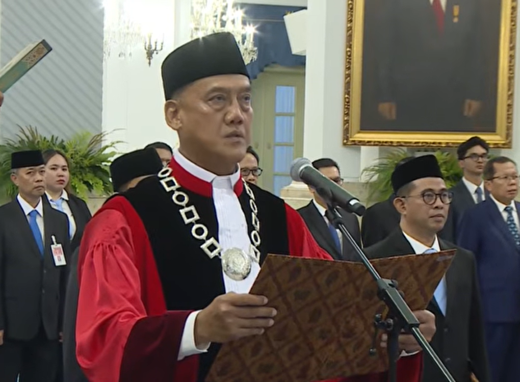 Liliek Prisbawono Adi saat membacakan sumpah jabatan sebagai Hakim Konstitusi di MK yang dipimpin Presiden Prabowo di Istana Negara, Jakarta, Jumat (10/4/2026). (BeritaNasional/YT Setpres)