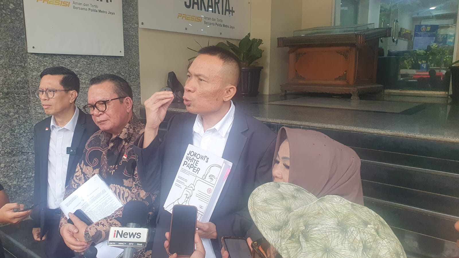 Rismon H Sianipar memberikan keterangan di Polda Metro Jaya. (BeritaNasional/Bachtiarudin)