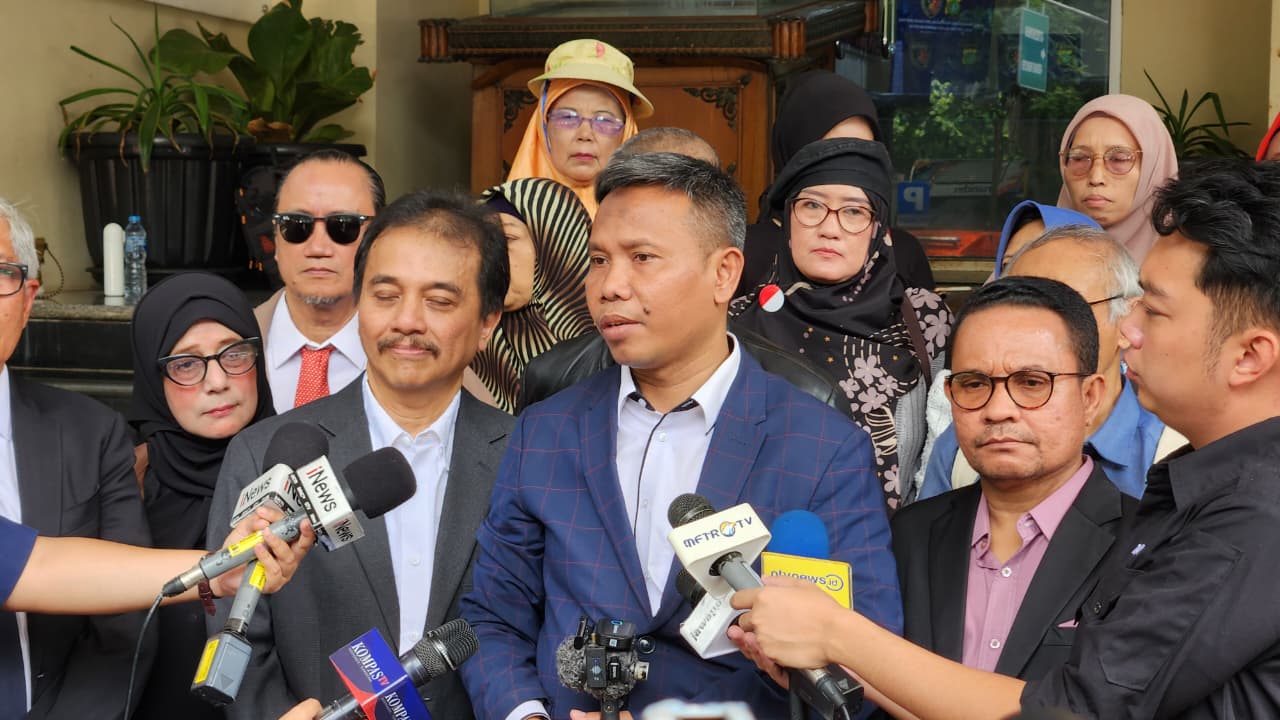 Roy Suryo (kiri) bersama kuasa hukumnya, Ahmad Khozinudin, saat memberikan keterangan. (BeritaNasional/Panji)