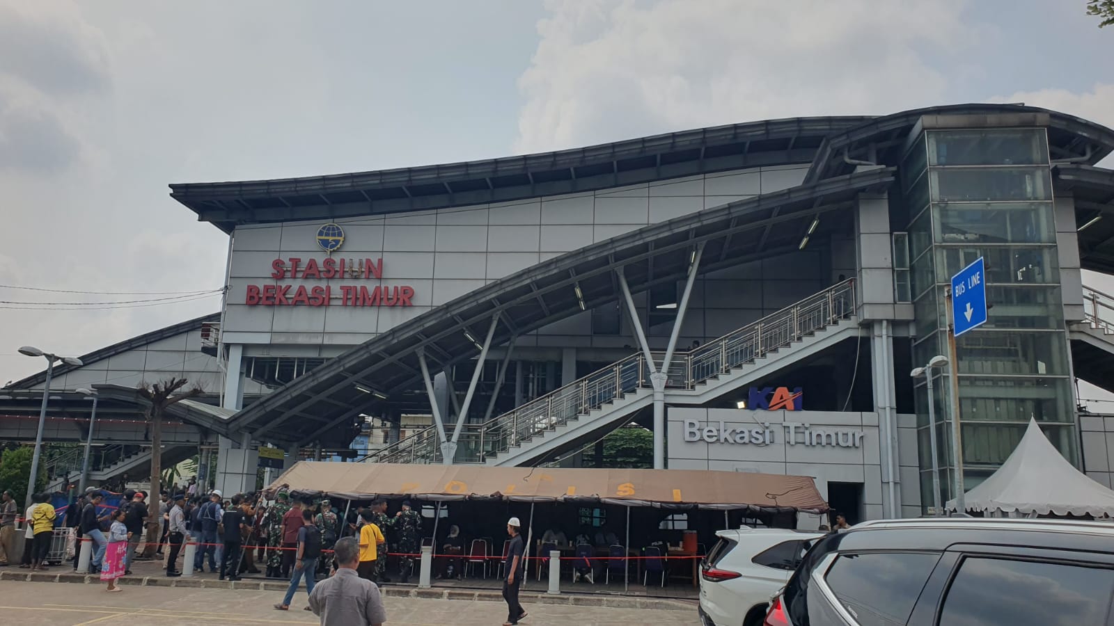 Stasiun Bekasi Timur pasca kecelakaan KRL dengan KA Argo Bromo Anggrek, Selasa (28/4/2026). (BeritaNasional/Bachtiar)