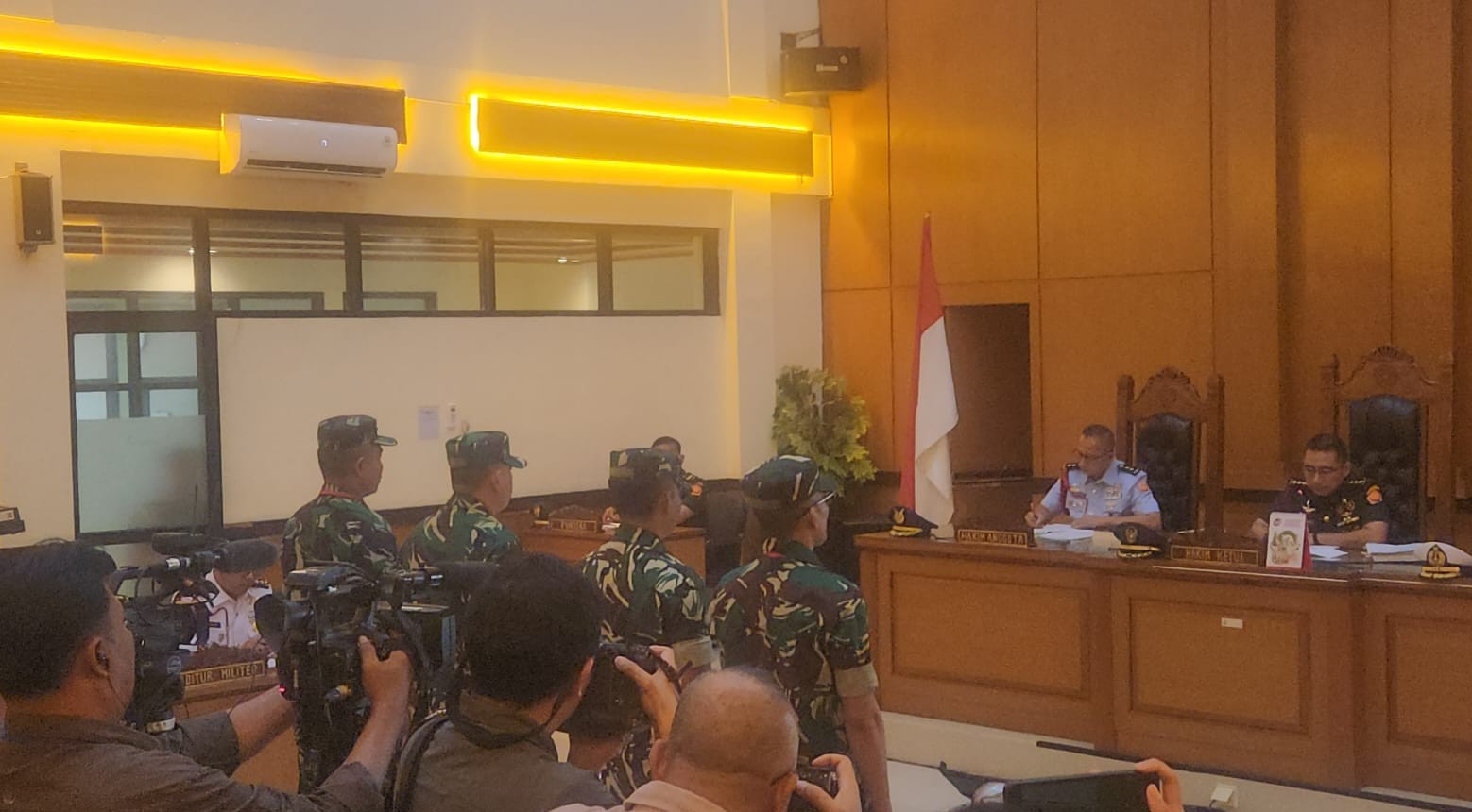 Suasana sidang penyiraman air keras terhadap Andrie Yunus di Pengadilan Militer. (BeritaNasional/Bachtiarudin Alam)