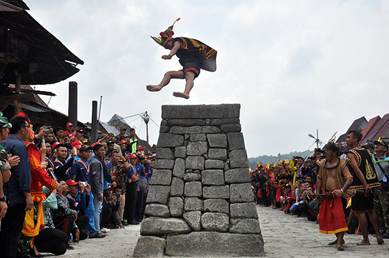Lompat Batu Nias di Desa Adat Bawomataluo di Kabupaten Nias Selatan, Sumut. (BeritaNasional/Komdigi)