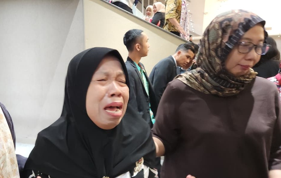 Suranti (kiri), salah seorang PRT yang menghadiri pengesahan UU PPRT di Senayan. (Foto/Ist)