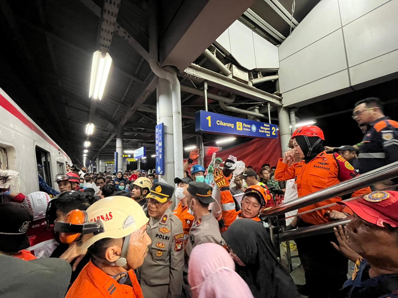 Basarnas dan kepolisian tengah mengevakuasi korban tabrakan kereta di Stasiun Bekasi. (Foto/Istimewa)