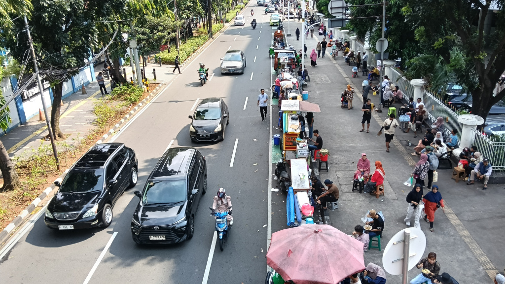 Suasana di depan Rumah Sakit Cipto Mangunkusumo yang di padati PKL, Jakarta, Selasa ( 14/4/2026).(Beritanasional.com/Oke Atmaja).