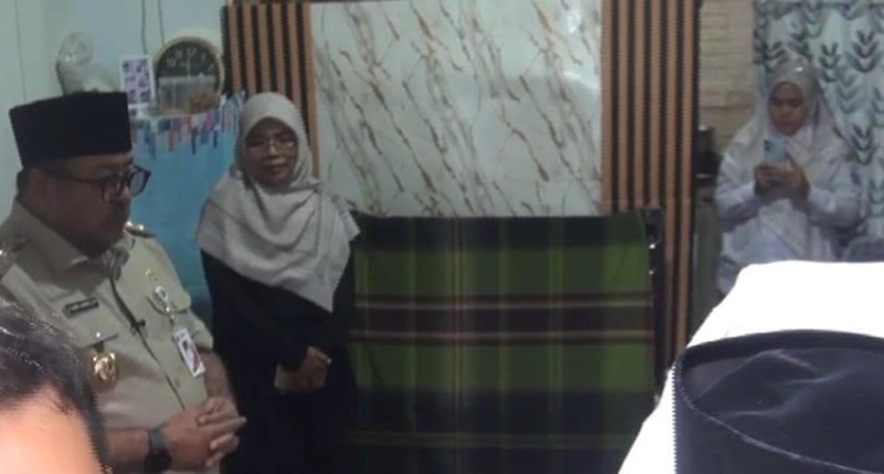Wakil Gubernur DKI Jakarta Rano Karno melakukan takziah (Beritanasional/Lydia)