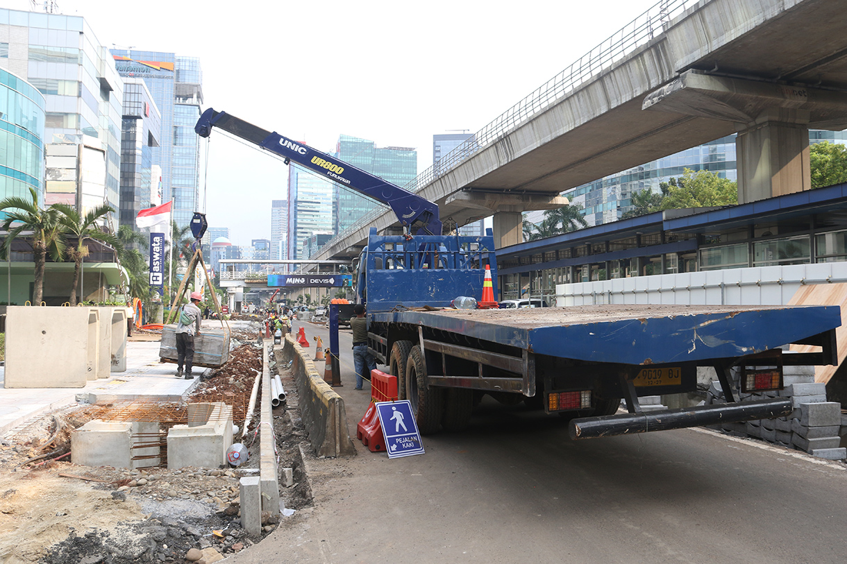 Pekerja menurunkan beton di Jalan Rasuna Said, Jakarta, Kamis (16/4/2026). (Beritanasional.com/Oke Atmaja)