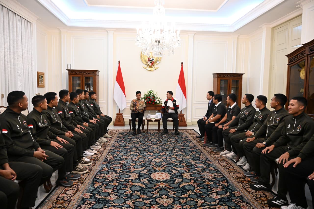 Wapres Gibran Rakabuming menerima pengurus Federasi Hoki Indonesia (FHI) di Istana Wakil Presiden, Jakarta. (BeritaNasional/Elvis/HO Setwapres)