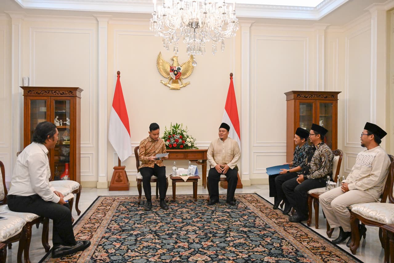 Wakil Presiden (Wapres) Gibran Rakabuming menerima silaturahmi keluarga besar Pondok Pesantren (Ponpes) Miftahul Huda II Bayasari, Ciamis, di Istana Wapres, Jakarta. (BeritaNasional/Elvis/HO Setwapres)