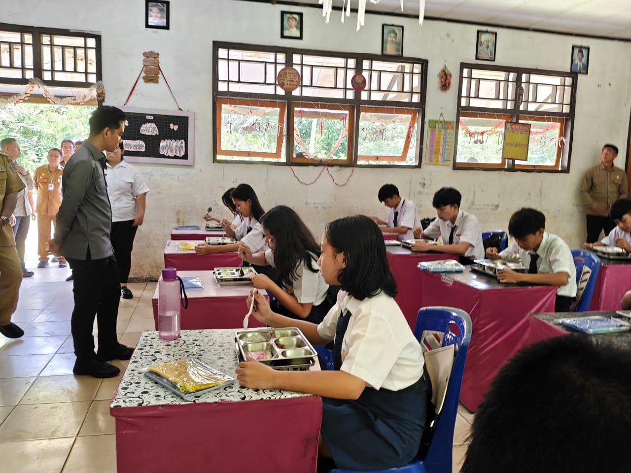 Wapres Gibran Rakabuming meninjau pelaksanaan program Makan Bergizi Gratis (MBG) di SMP Negeri 1 Tombulu, Minahasa, Sulut. (BeritaNasional/Elvis/HO Setwapres)