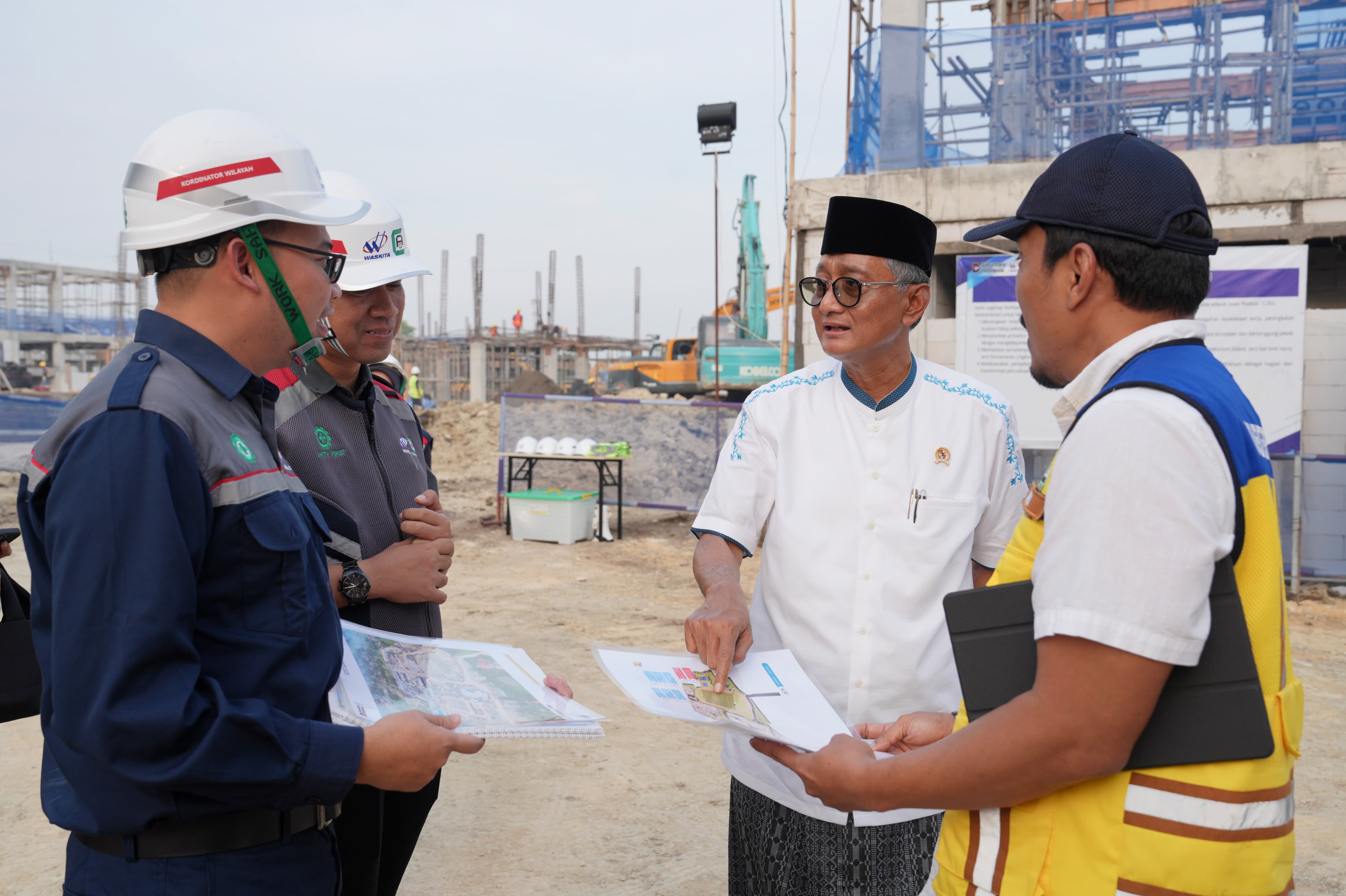 Menteri PU Dody Hanggodo pantau pembangunan sekolah rakyat di Sampng Jawa Timur. (BeritaNasional/KemenPU)
