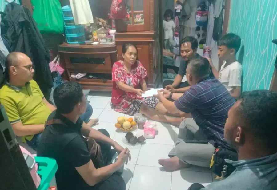 TNI AD menyerahkan santunan kepada keluarga korban kecelakaan tragis di Kalideres, Jakarta Barat. (Foto/doc.Dispenad)
