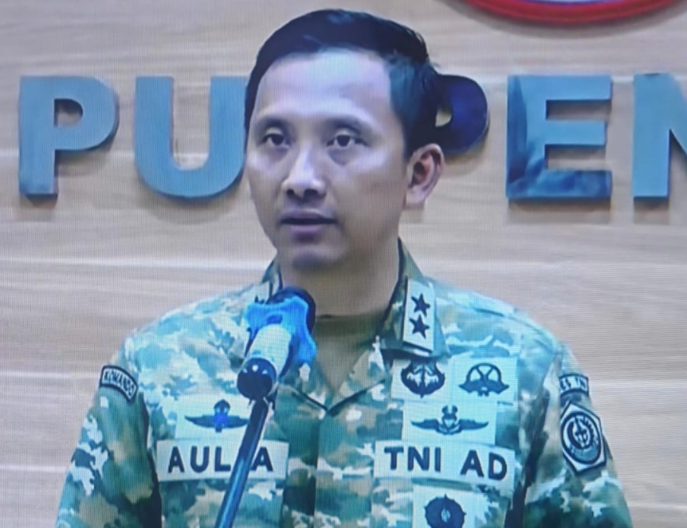 Kepala Pusat Penerangan (Kapuspen) Mabes TNI Mayjen TNI Aulia Dwi Nasrullah memberikan keterangan perkembangan kasus penyiraman air keras. (BeritaNasional/dok TNI)