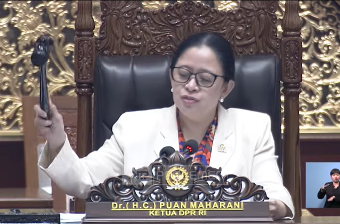 Ketua DPR Puan Maharani mengetuk palu sidang tanda pengesahan RUU PPRT jadi Undang-Undang dalam Rapat Paripurna DPR, Selasa (21/4/2026). (BeritaNasional/YT DPR)
