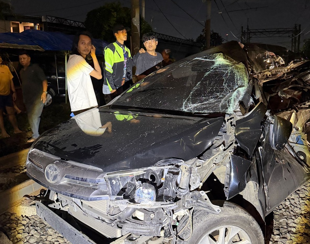 Toyota Innova Tertabrak KRL di Bogor. (Foto/istimewa)