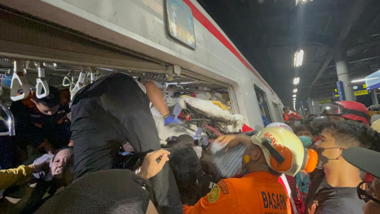 Proses evakuasi terhadap korban kecelakaan kereta di Stasiun Bekasi Timur. (Foto/Istimewa)