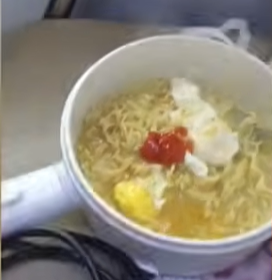 Viral masak mi instan pakai panci listrik dalam gerbong kereta api. (BeritaNasional/IG Video Kereta Api ID)