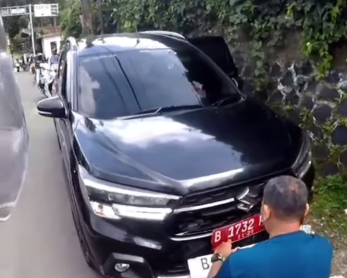 Viral Mobil Dinas Pemprov DKI Gunakan Pelat Putih. (Foto/instagram dulyanidul)