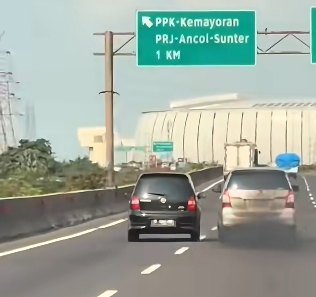 Viral Nissan Livina dan Toyota Innova Cekcok di Tol Akses Pelabuhan. (Foto/istimewa)