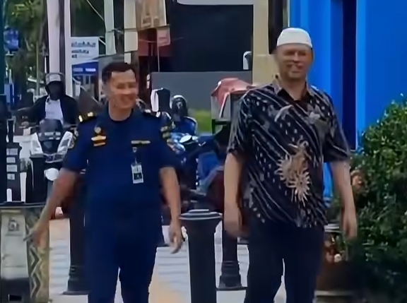 Terpidana korupsi Supriadi (kanan) keluyuran dengan petugas rutan usai sidang viral di medsos. (BeritaNasional/IG folkkonoha)
