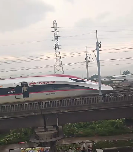 Kereta cepat Whoosh berhenti di Kopo Bandung. (foto/ist)