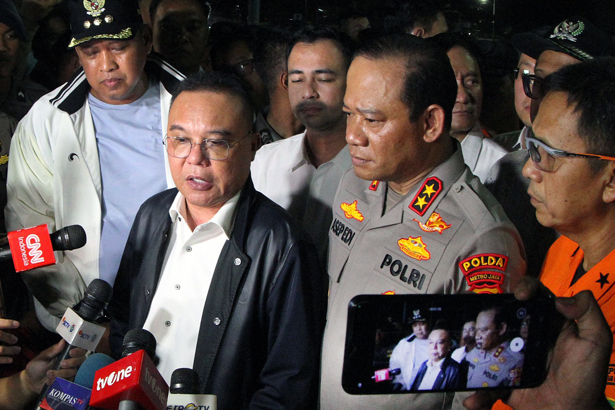 Wakil Ketua DPR Sufmi Dasco Ahmad bersama Utusan Khusus Presiden Bidang Pembinaan Generasi Muda dan Pekerja Seni Raffi Ahmad memantau langsung evakuasi korban kecelakaan antara KRL Commuterline di Bekasi Timur. (BeritaNasional/Elvis/HO)