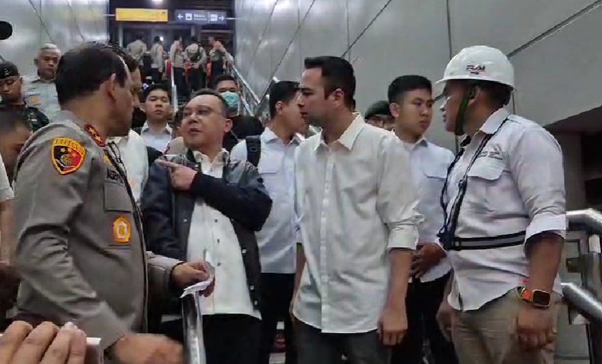 Wakil Ketua DPR RI, Sufmi Dasco Ahmad saat meninjau langsung lokasi kecelakaan di Stasiun Bekasi Timur. (BeritaNasional TV/Alco)