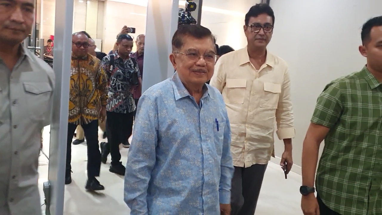 Wakil Presiden Ke-10 dan Ke-12 Jusuf Kalla mendatangi Bareskrim Polri. (BeritaNasional/Bachtiarudin)