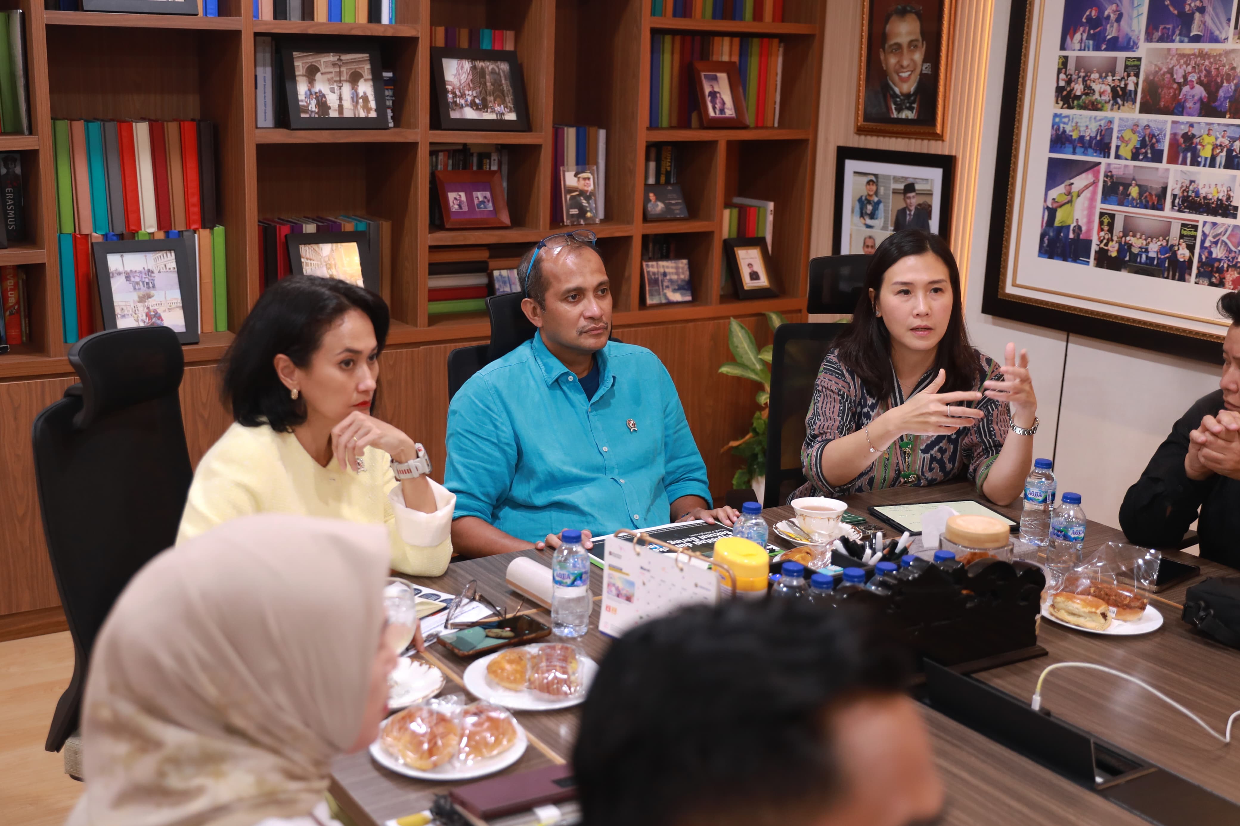 Wakil Menteri Pelindungan Pekerja Migran Indonesia (P2MI), Christina Aryani, bertemu Wakil Menteri Hukum, Edward Omar Sharif Hiariej.  (BeritaNasional/Elvis/HO P2MI)