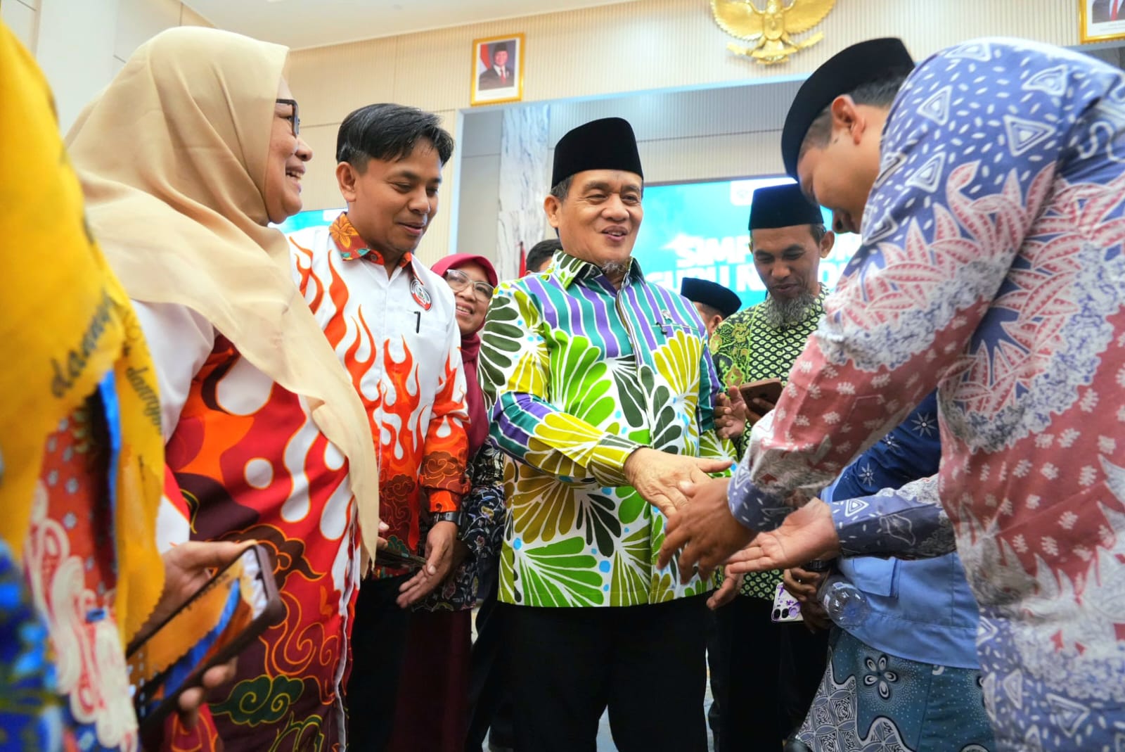Wamenag Romo Muhammad Syafi’i dalam Simposium Guru Nasional 2026 bersama perwakilan guru madrasah di Kantor Kemenag, Jakarta, Rabu (29/4/2026). (BeritaNasional/Kemenag)