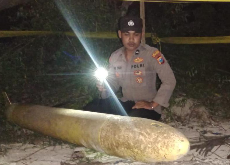 Polisi mengamankan benda asing di pantai Pulau Kangean, Sumenep, Jawa Timur. (Foto/Istimewa)