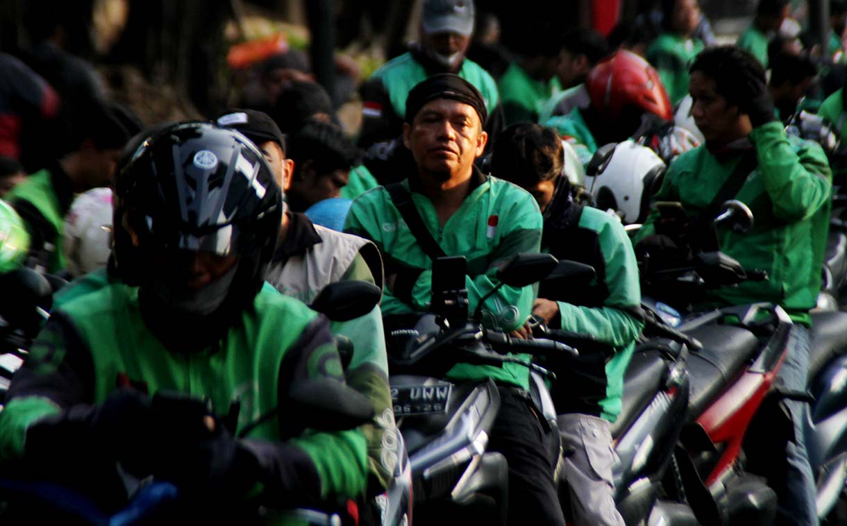 Sejumlah pengemudi ojek online (ojol) menunggu penumpang di depan Stasiun Sudirman, Kamis (2/4/2026). (Beritanasional.com/Oke Atmaja)