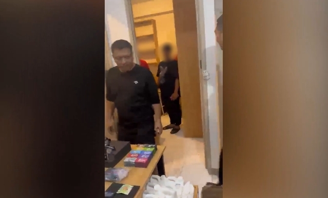 Polisi saat membongkar praktik laboratorium narkotika pelaku WN Malaysia. (BeritaNasional/Bachtiarudin)