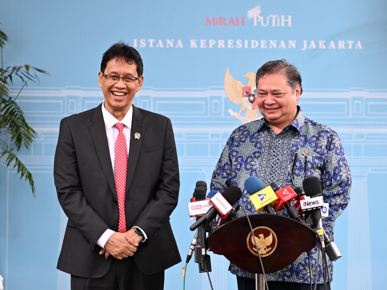 Menkeu Purbaya Yudi Sadewa bersama Menko Perekonomian Airlangga Hartarto. (BeritaNasional/Setpres)