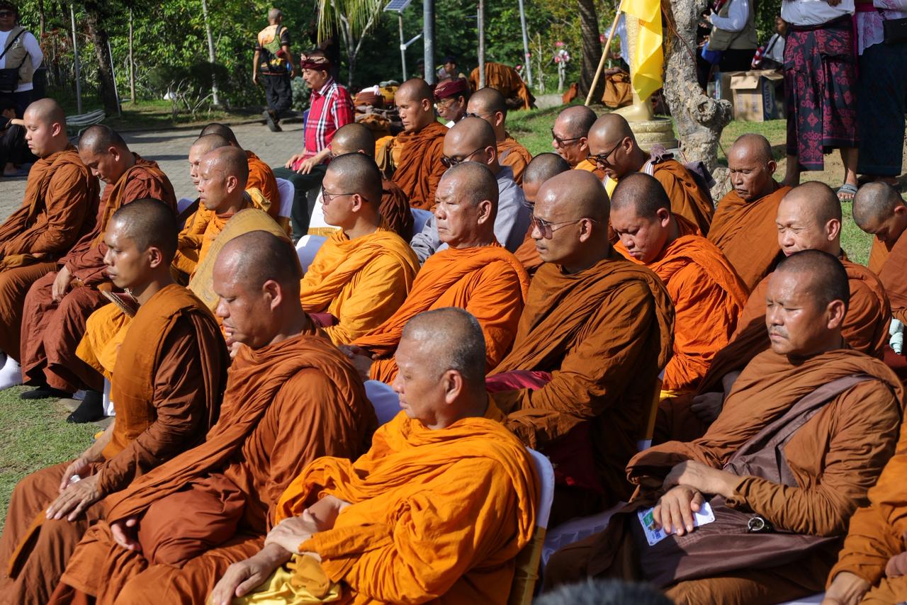 56 Bhikkhu sebelum perjalanan damai dalam kegiatan Indonesia Walk for Peace 2026 dari Bali ke Borobudur, Sabtu (9/5/2026). (BeritaNasional/Kemenag)