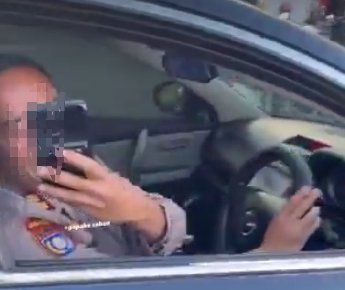 Aksi AKBP Merokok saat Mengemudi Viral. (Foto/istimewa)