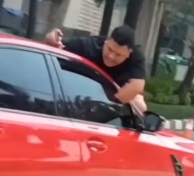 Aksi Nekat Pria Bergelantungan di Mobil Melaju. (Foto/istimewa)